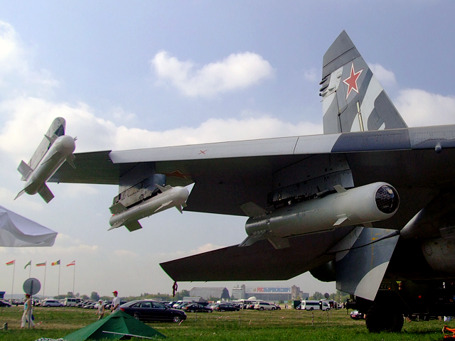 Được biên chế trong Không quân Liên Xô từ năm 1985, Su-27 Flanker đạt tốc độ 2.500 km/h, vượt F/A-18 và F-16 của Mỹ.